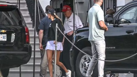 O ex-presidente, acompanhado de netos, foi visto em seu campo de golfe, vestindo roupas características e desmentindo rumores - Imagem: AFP