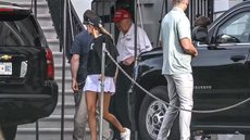 O ex-presidente, acompanhado de netos, foi visto em seu campo de golfe, vestindo roupas características e desmentindo rumores - Imagem: AFP