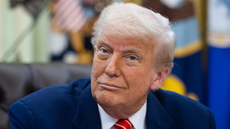 Presidente dos EUA usa montagem para se autoproclamar líder interino da Venezuela, gerando reações internacionais e críticas - Imagem: Reprodução/Redes Sociais