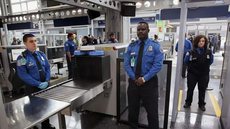 Agentes da TSA e controladores da FAA trabalham sem remuneração, dependendo de empréstimos e empregos temporários para sobreviver - Imagem: Reprodução | X- @diariodocentrodomundo
