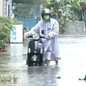 Homem com uma scooter atravessa a água da enchente causada pela passagem do tufão Mekkhala em Taiwan - Imagem: Reprodução/CTS via REUTERS TV