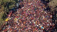 Tumulto durante festival hindu deixa mortos na Índia - Imagem: Reprodução / X / @VOANews