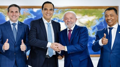 A cerimônia contou com a presença de líderes políticos e reforçou o apoio da Câmara dos Deputados à nova gestão do ministério - Imagem: Reprodução / Ricardo Stuckert / PR