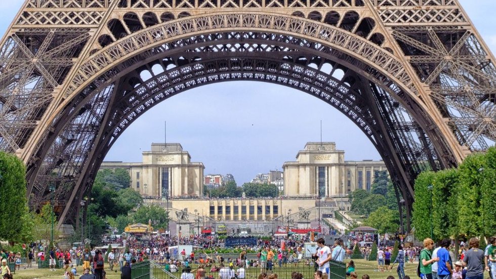 A turista estava nos jardins da Torre Eiffel quando crime ocorreu; caso é investigado - Imagem: reprodução Pixaby