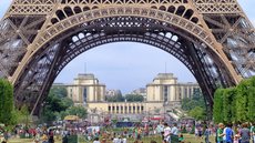 A turista estava nos jardins da Torre Eiffel quando crime ocorreu; caso é investigado - Imagem: reprodução Pixaby