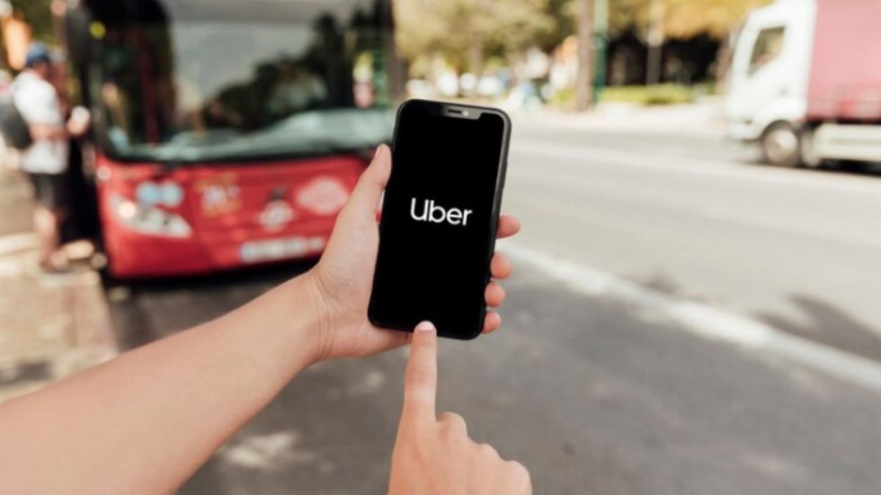 Na função Uber Adolescente, os responsáveis conseguirão acompanhar trajetos, receber notificações em tempo real e ter o número telefônico do motorista - Imagem: Reprodução/Freepik