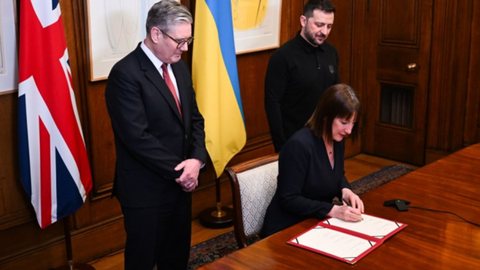 Primeiro-ministro britânico anuncia investimento significativo em defesa ucraniana, com 5 mil mísseis multifuncionais para fortalecer segurança. - Imagem: Reprodução | X (Twitter) - @EFEnoticias
