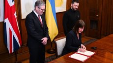 Primeiro-ministro britânico anuncia investimento significativo em defesa ucraniana, com 5 mil mísseis multifuncionais para fortalecer segurança. - Imagem: Reprodução | X (Twitter) - @EFEnoticias