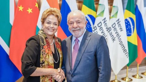 Nesta quinta-feira (13), Luiz Inácio Lula da Silva (PT) esteve presente em seu primeiro compromisso oficial na viagem à China. O presidente da República participou da cerimônia de posse Dilma Rousseff - Imagem: reprodução/Twitter
