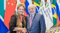 Nesta quinta-feira (13), Luiz Inácio Lula da Silva (PT) esteve presente em seu primeiro compromisso oficial na viagem à China. O presidente da República participou da cerimônia de posse Dilma Rousseff - Imagem: reprodução/Twitter