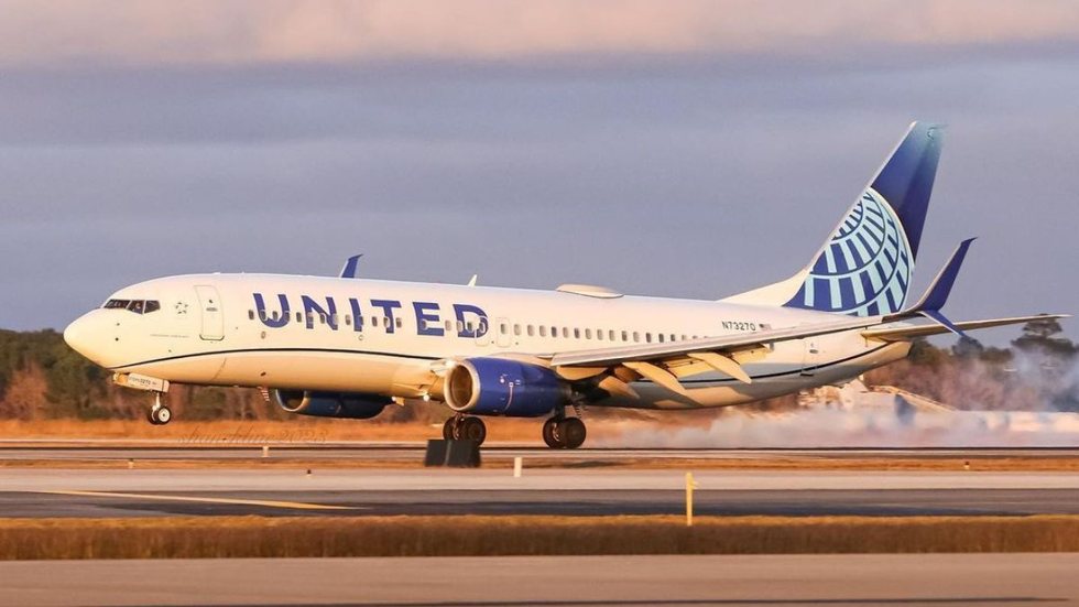 Janela de avião da United se abre de repente na decolagem e causa pânico entre passageiros - Imagem: reprodução Instagram @united
