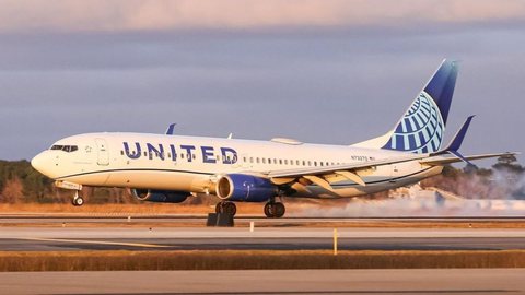 Janela de avião da United se abre de repente na decolagem e causa pânico entre passageiros - Imagem: reprodução Instagram @united