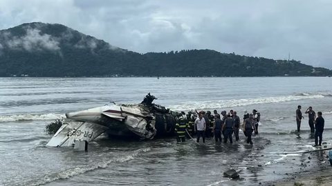 URGENTE! Avião de pequeno porte cai em Ubatuba - Imagem: Reprodução / TV Vanguarda / João Mota