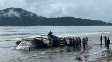 URGENTE! Avião de pequeno porte cai em Ubatuba - Imagem: Reprodução / TV Vanguarda / João Mota