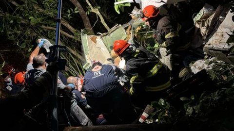 Corpo de Bombeiros trabalhando no resgate da vítima presa na aeronave - Imagem: Divulgação / Defesa Civil SP