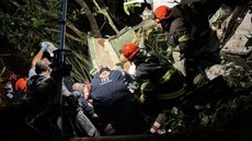 Corpo de Bombeiros trabalhando no resgate da vítima presa na aeronave - Imagem: Divulgação / Defesa Civil SP