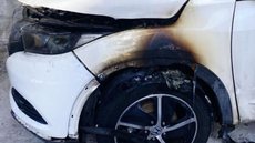Homem incendeia carro de mulher em Carapicuíba - Imagem: Reprodução / SBT News