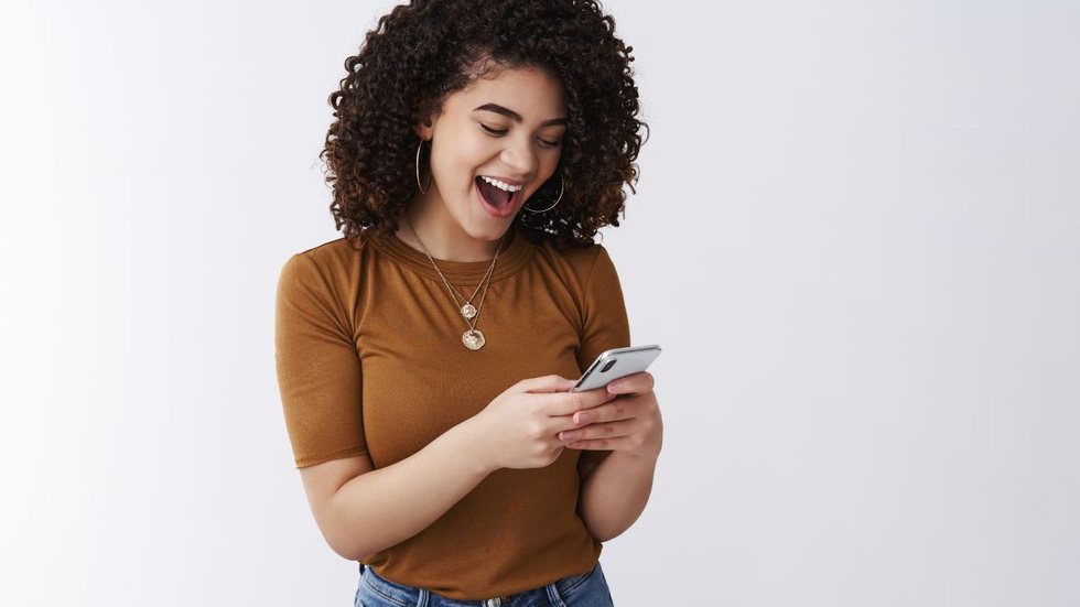 Um estudo investigou o que o aumento no uso de celular, significa para a saúde mental dos adolescentes - Imagem: Reprodução/Freepik