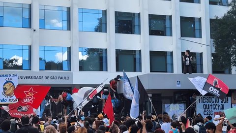 Estudantes ocuparam o prédio da Reitoria da USP durante protesto contra o encerramento das negociações sobre demandas da greve estudantil. - Imagem: Mariana Greco