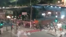 No Centro de São Paulo, usuários da Cracolândia invadem Estação da Luz. - Imagem: reprodução I Youtube Estadão