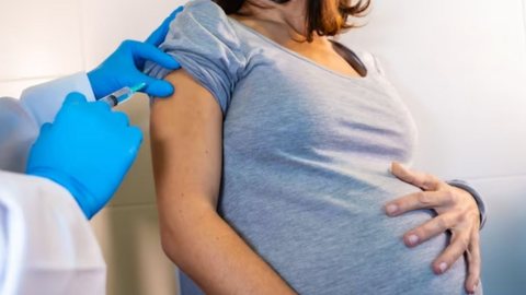 Em todas as unidades de saúde da cidade de São Paulo, grávidas e puérperas podem ser imunizadas com a vacina bivalente. - Imagem: reprodução I Freepik