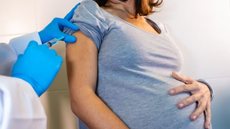 Em todas as unidades de saúde da cidade de São Paulo, grávidas e puérperas podem ser imunizadas com a vacina bivalente. - Imagem: reprodução I Freepik