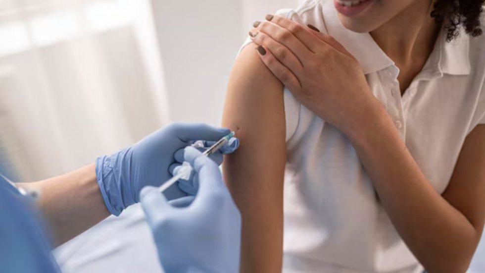 O imunizante será aplicado em pacientes de cinco países - Imagem: Reprodução / Freepik