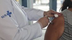 A Campanha Nacional de Vacinação contra a Influenza está em andamento, com mais de 2,3 milhões de doses já distribuídas, focando em grupos prioritários - Imagem: Reprodução/Paulo Pinto/Agência Brasil