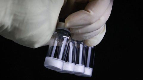 Produzida em São Paulo, a vacina pode alcançar até trinta milhões de doses anuais, melhorando a resposta em surtos de dengue - Imagem: Reprodução/Agência SP