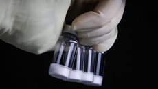 Produzida em São Paulo, a vacina pode alcançar até trinta milhões de doses anuais, melhorando a resposta em surtos de dengue - Imagem: Reprodução/Agência SP