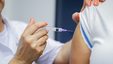 Vacinação previne infecções e ajuda a reduzir riscos de câncer - Imagem: Reprodução