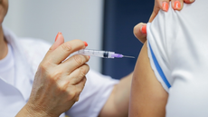 Vacinação previne infecções e ajuda a reduzir riscos de câncer - Imagem: Reprodução