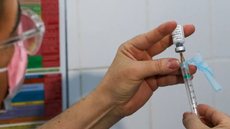 Vacinas disponíveis incluem febre amarela, tríplice viral e HPV, com meta de vacinar 90% dos alunos até dia 25 - Imagem: Reprodução / Fabio Rodrigues- Pozzebom / Agência Brasil