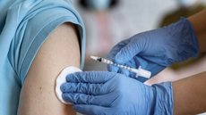 Crianças, idosos, gestantes e profissionais de segurança têm direito à vacina, que protege contra três cepas do vírus influenza - Imagem: Reprodução / Freepik