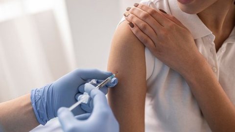 Especialistas recomendam vacinação de gestantes e medidas de prevenção, como uso de máscaras e higiene das mãos - Imagem: Reprodução/TRE-SE Vacinação