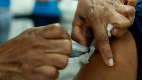 A ampliação da vacinação visa proteger a população durante o período de maior circulação do vírus da gripe e prevenir casos graves - Imagem: Reprodução/ Joédson Alves/Agência Brasil