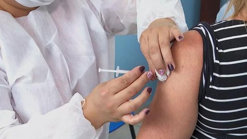 Aplicação da vacina da Covid-19 em Franca, SP, Ribeirão Preto, SP vacinação - Imagem: Reprodução/EPTV