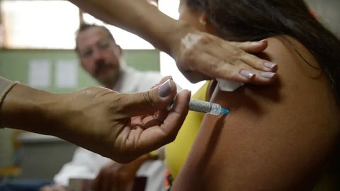 A campanha de vacinação em São Paulo visa imunizar 90% do público prioritário até 30 de maio, incluindo crianças e idosos - Imagem: Reprodução/Marcelo Camargo/Agência Brasil