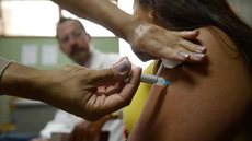 A campanha de vacinação em São Paulo visa imunizar 90% do público prioritário até 30 de maio, incluindo crianças e idosos - Imagem: Reprodução/Marcelo Camargo/Agência Brasil