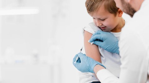 Vacinação em escolas públicas: Senado aprova programa nacional - Imagem: Reprodução/Freepik