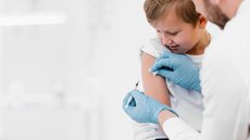 Vacinação em escolas públicas: Senado aprova programa nacional - Imagem: Reprodução/Freepik