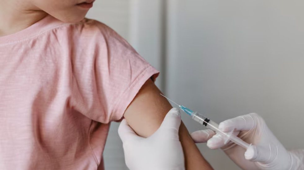 Para se vacinar basta comparecer a uma Unidade Básica de Saúde - Imagem: Reprodução / Freepik
