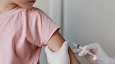 Para se vacinar basta comparecer a uma Unidade Básica de Saúde - Imagem: Reprodução / Freepik