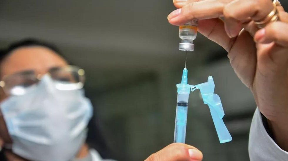 Profissional de saúde prepara vacina contra a Covid-19 para imunização em Camaragibe, no Grande Recife - Imagem: Divulgação | Prefeitura de Camaragibe
