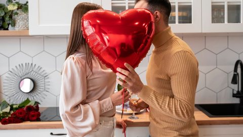 Conhecido como Dia de São Valentim no Brasil, o Valentine's Day celebra o amor em vários países - Imagem: Reprodução/Freepik