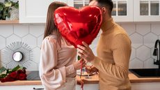 Conhecido como Dia de São Valentim no Brasil, o Valentine's Day celebra o amor em vários países - Imagem: Reprodução/Freepik