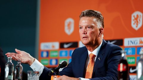 Van Gaal estará comandando a Holanda em sua segunda Copa do Mundo - Imagem: reprodução/Twitter @futebolinterior