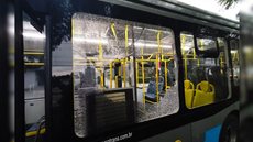 Ônibus é apedrejado na Avenida Engenheiro Luís Carlos Berrini - Imagem: Reprodução / Fábio Tito / G1