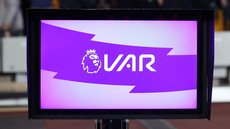 Uso do VAR em partidas da Premier League divide opiniões e gera debate entre precisão e emoção no futebol inglês. - Imagem: Reprodução