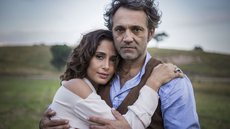 Domingos Montagner ao lado de Camila Pitanga durante as gravações de Velho Chico - Imagem: Divulgação / TV Globo